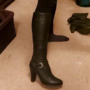 WOMANS BOOTS